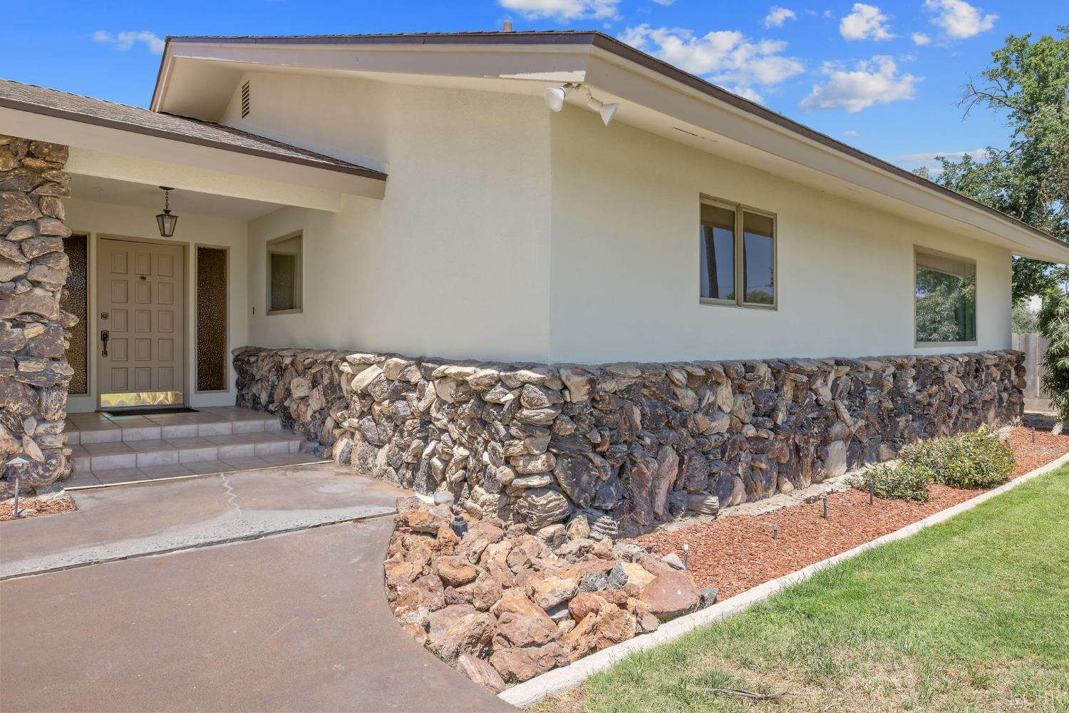 8640 12th Ave, Hanford, CA 93230