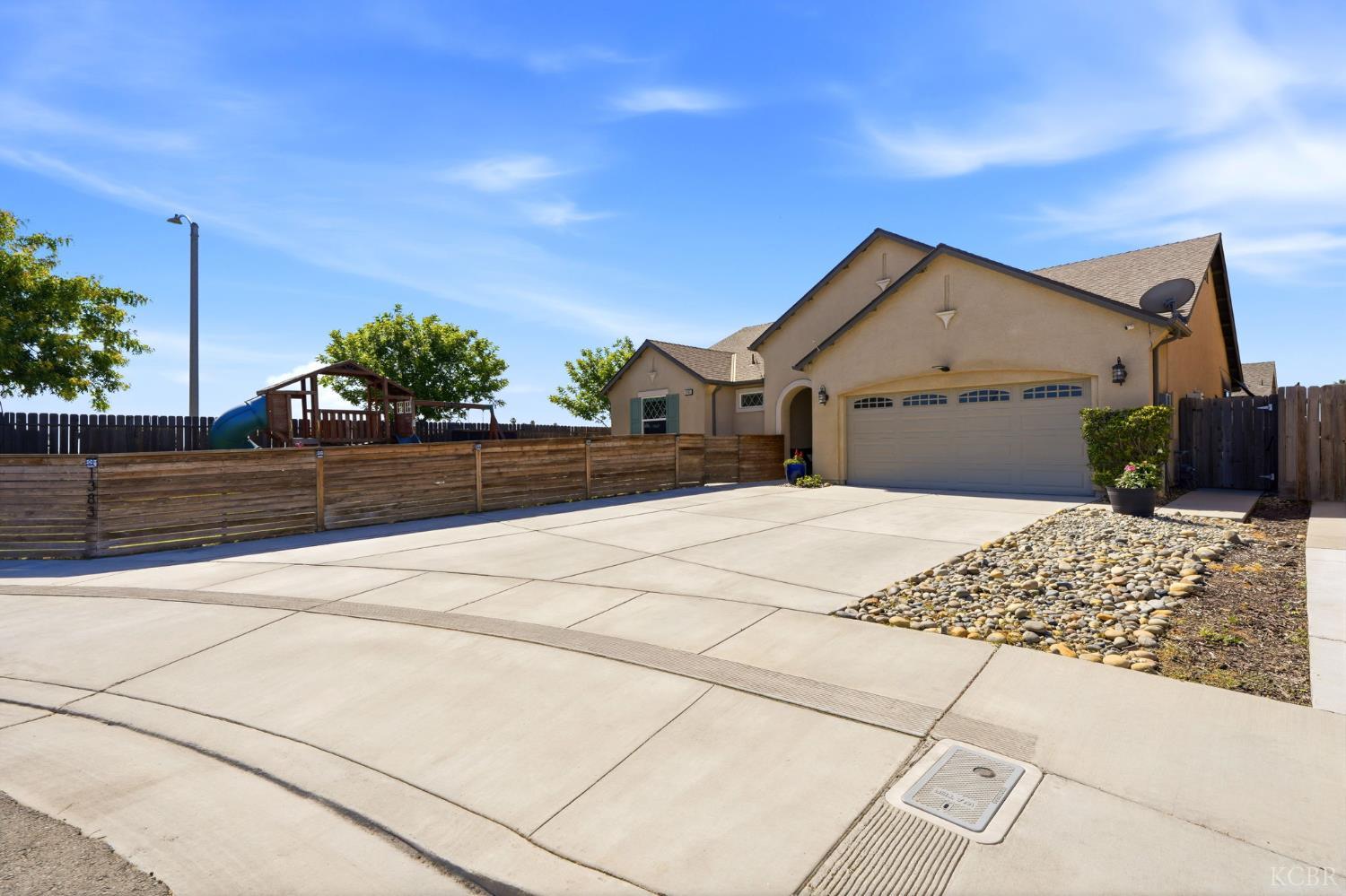 1383 E Donnybrook Pl, Hanford, CA 93230