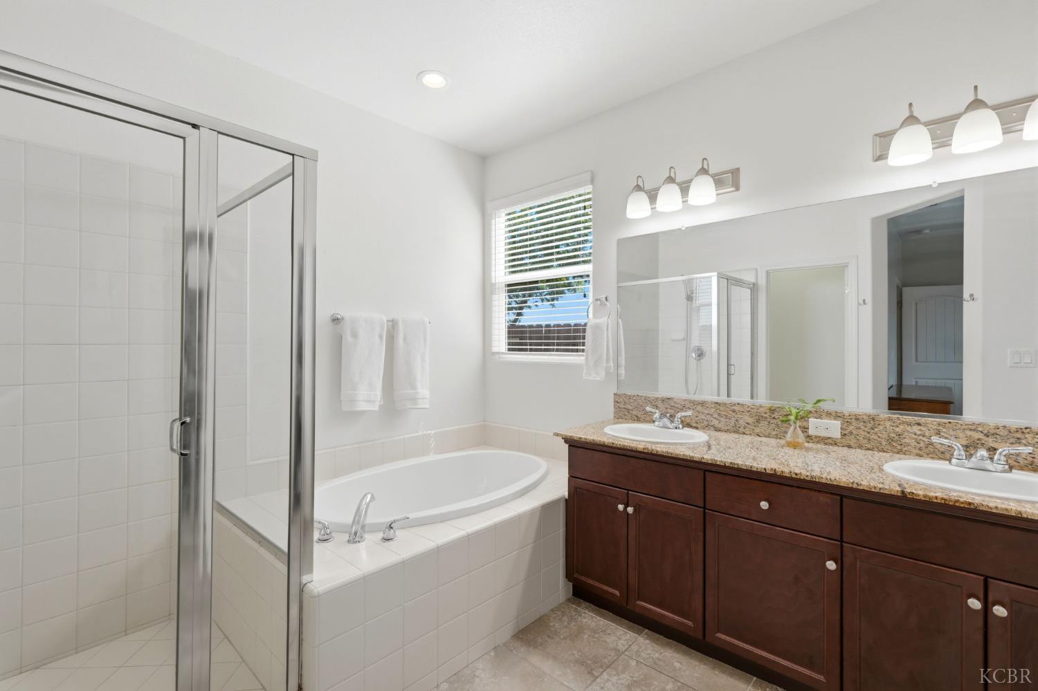 1383 E Donnybrook Pl, Hanford, CA 93230