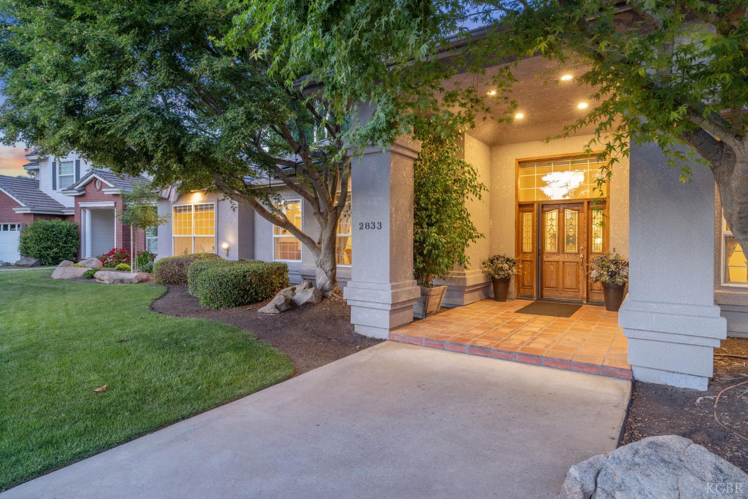 2833 E Laura Ct, Visalia, CA 93292