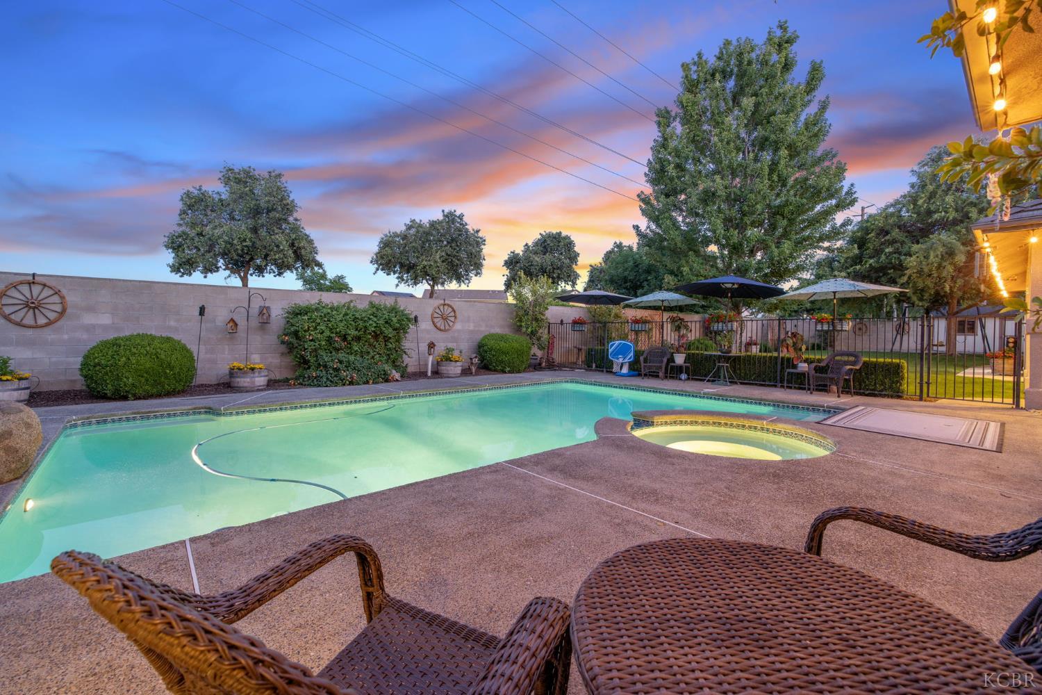 2833 E Laura Ct, Visalia, CA 93292