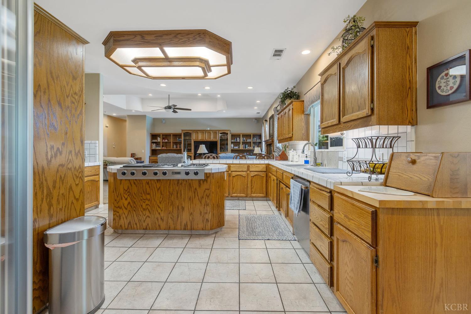 2833 E Laura Ct, Visalia, CA 93292
