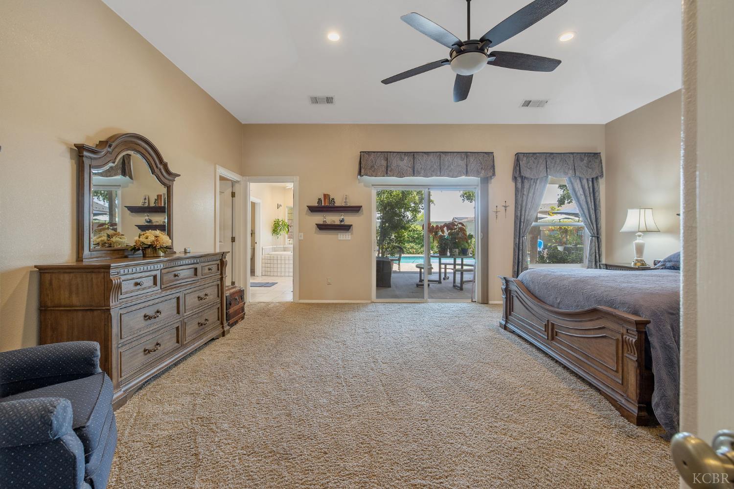 2833 E Laura Ct, Visalia, CA 93292