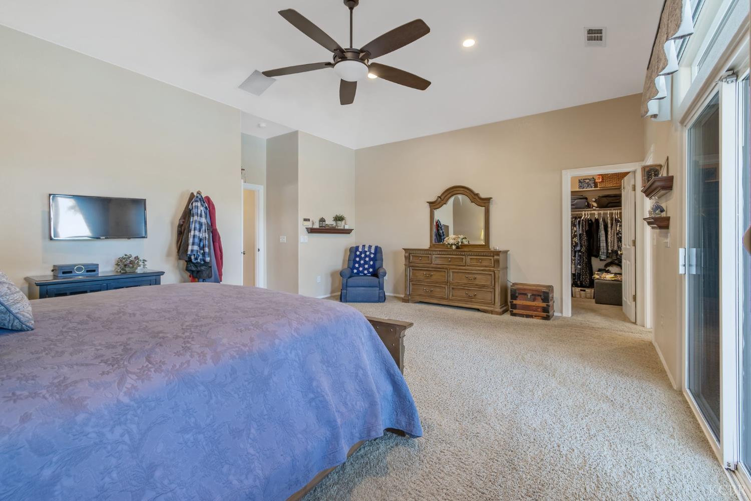 2833 E Laura Ct, Visalia, CA 93292