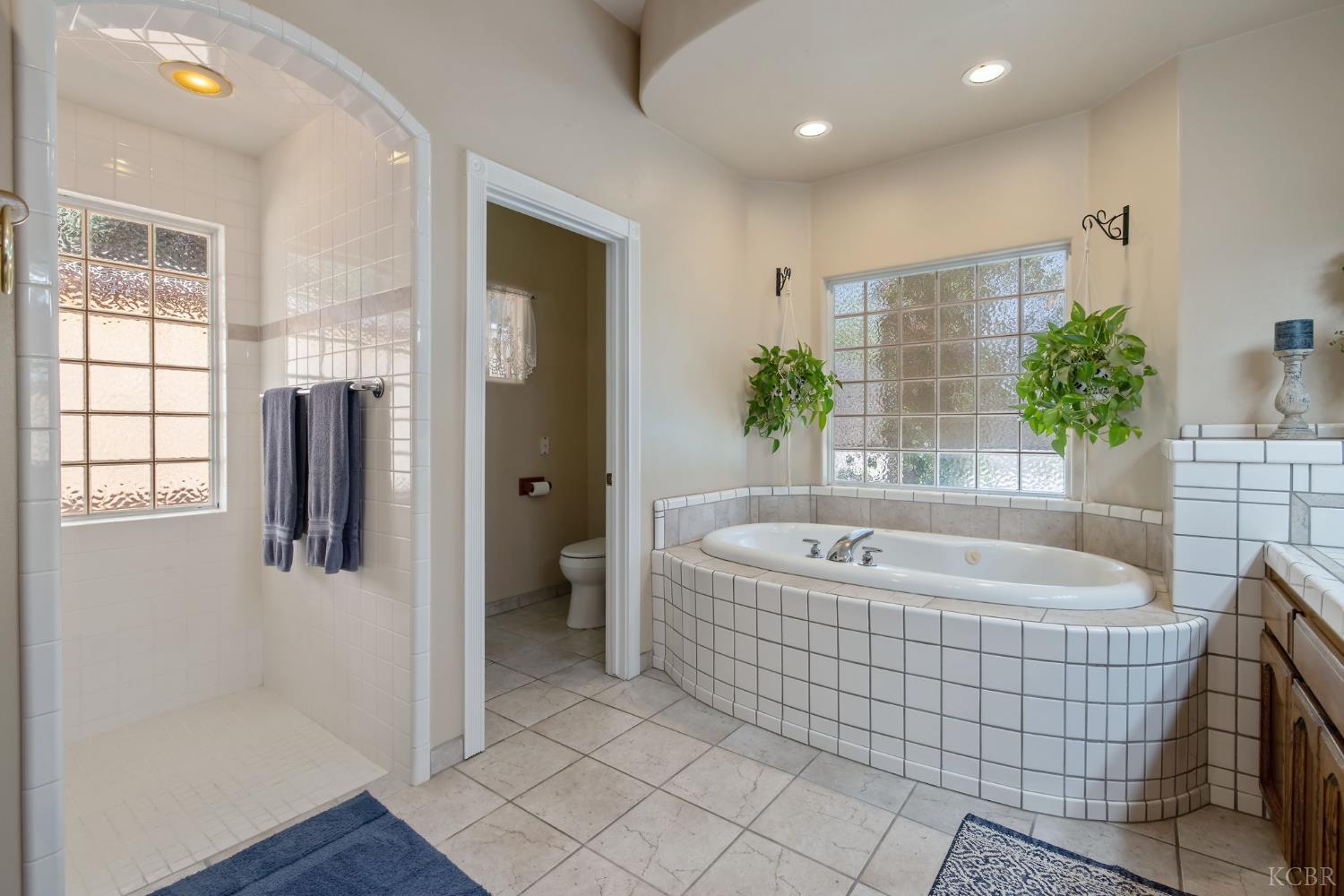 2833 E Laura Ct, Visalia, CA 93292