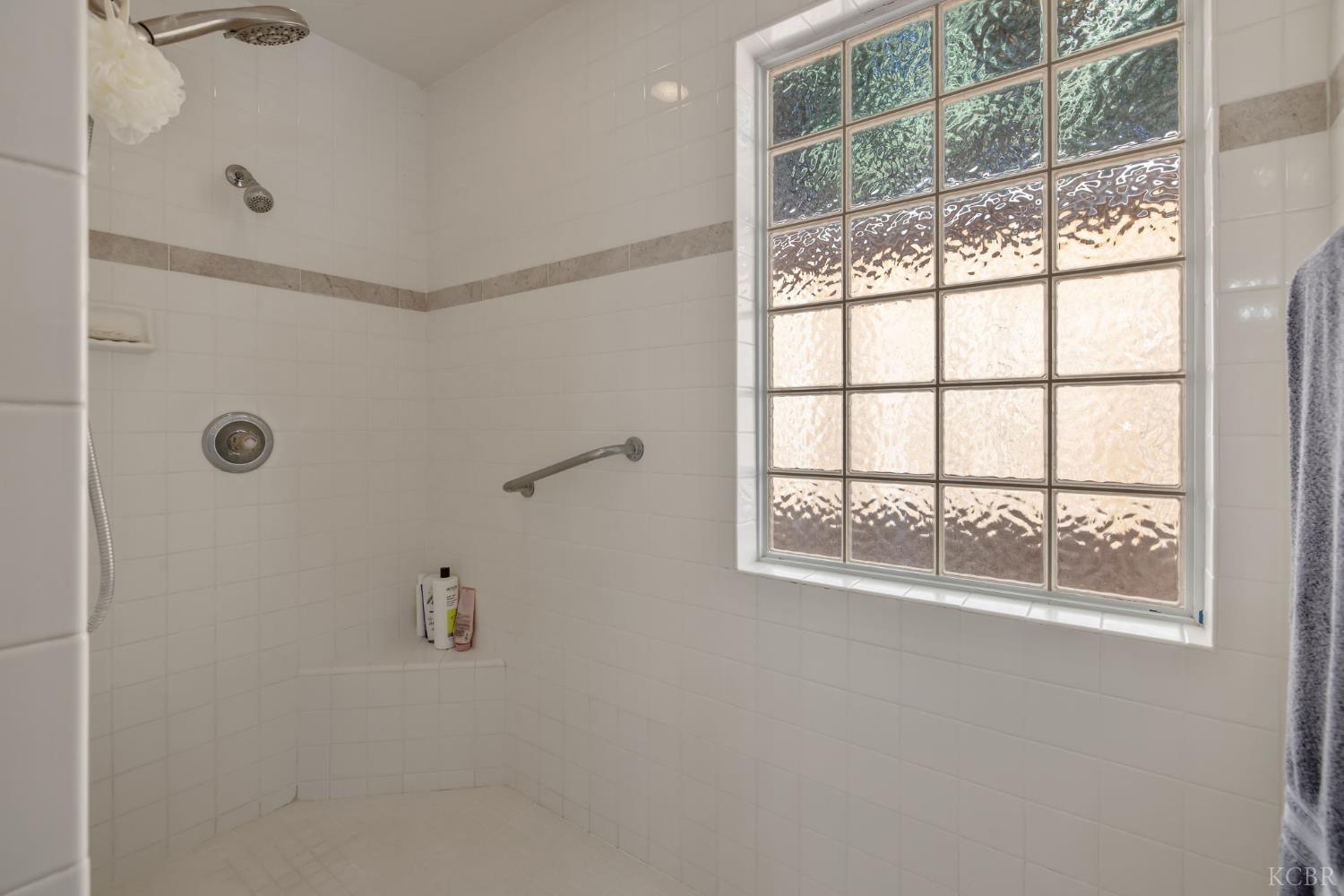 2833 E Laura Ct, Visalia, CA 93292