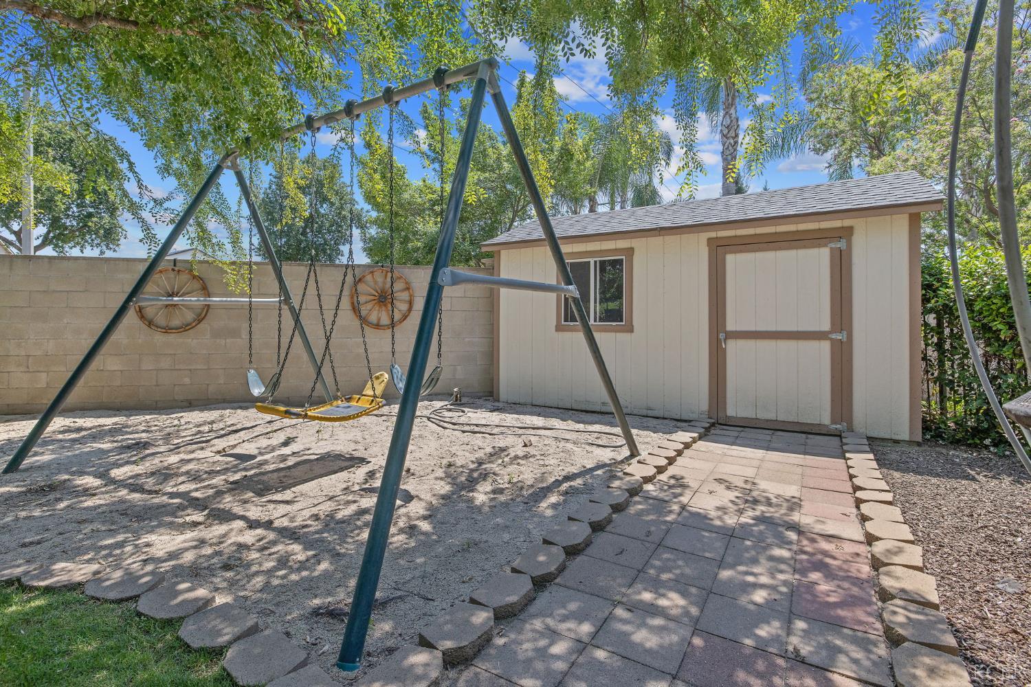 2833 E Laura Ct, Visalia, CA 93292