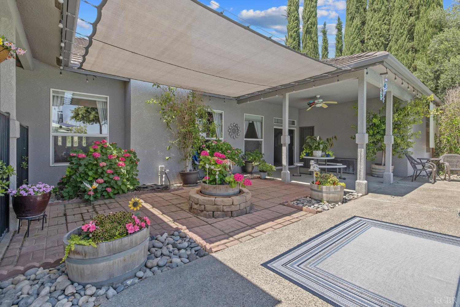 2833 E Laura Ct, Visalia, CA 93292