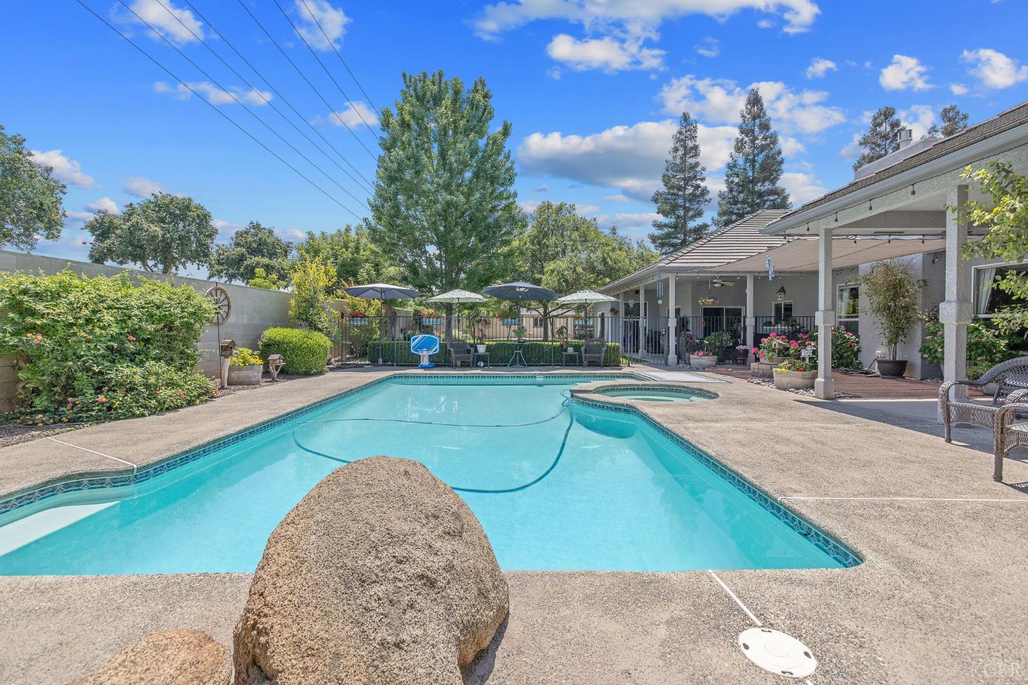 2833 E Laura Ct, Visalia, CA 93292