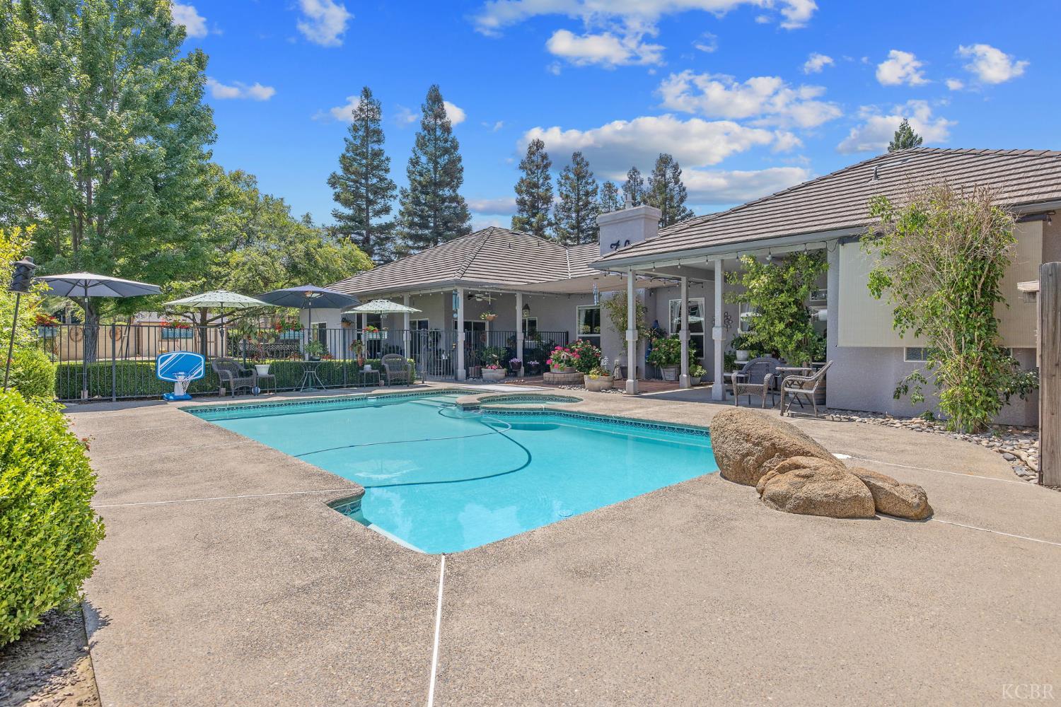 2833 E Laura Ct, Visalia, CA 93292