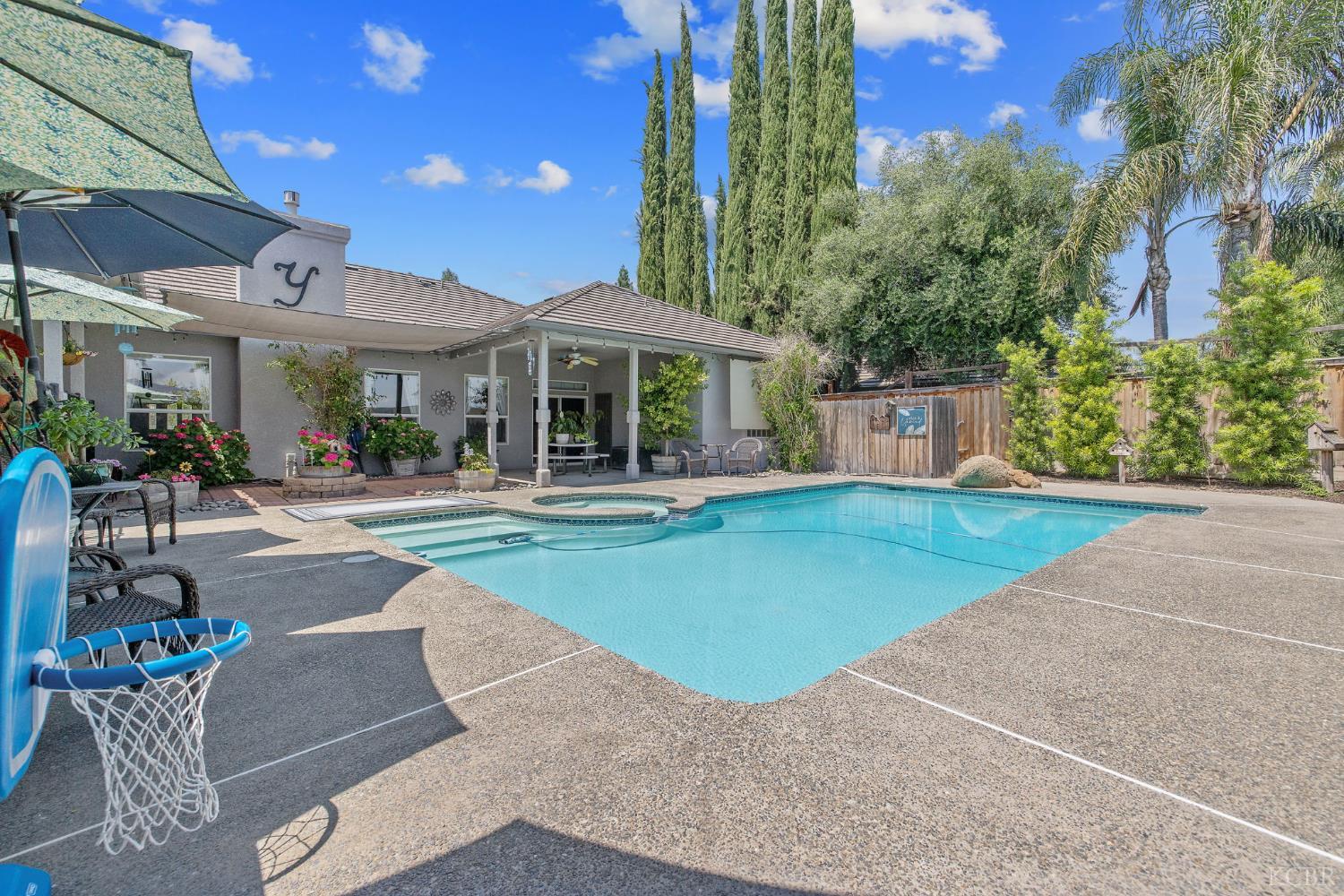 2833 E Laura Ct, Visalia, CA 93292