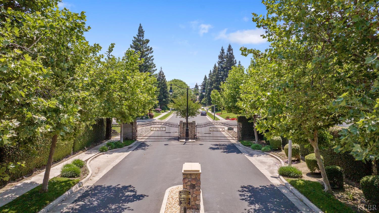 2833 E Laura Ct, Visalia, CA 93292
