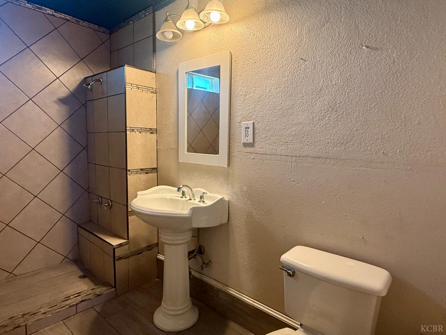 10903 Thompson Dr, Hanford, CA 93230