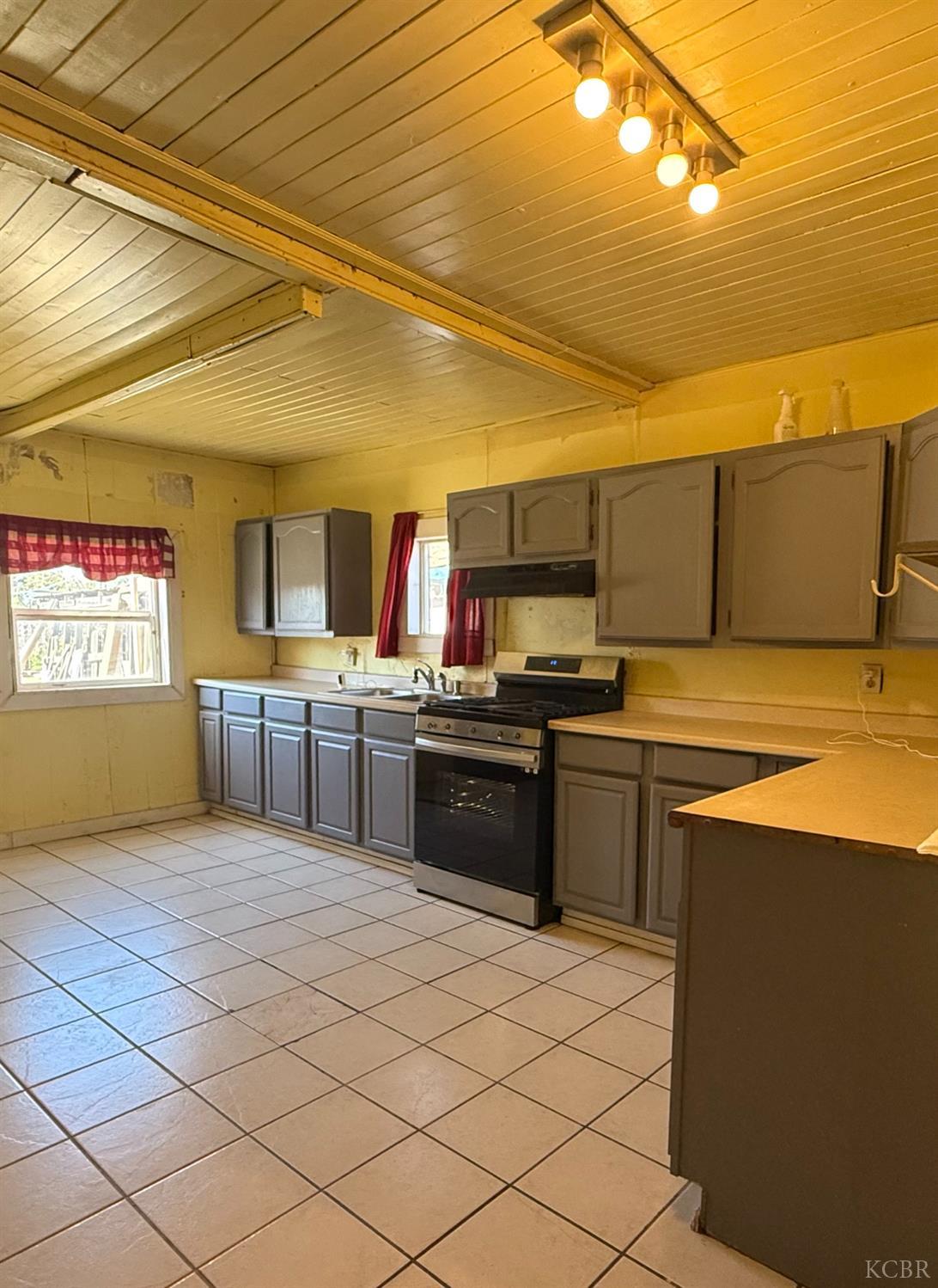 10903 Thompson Dr, Hanford, CA 93230