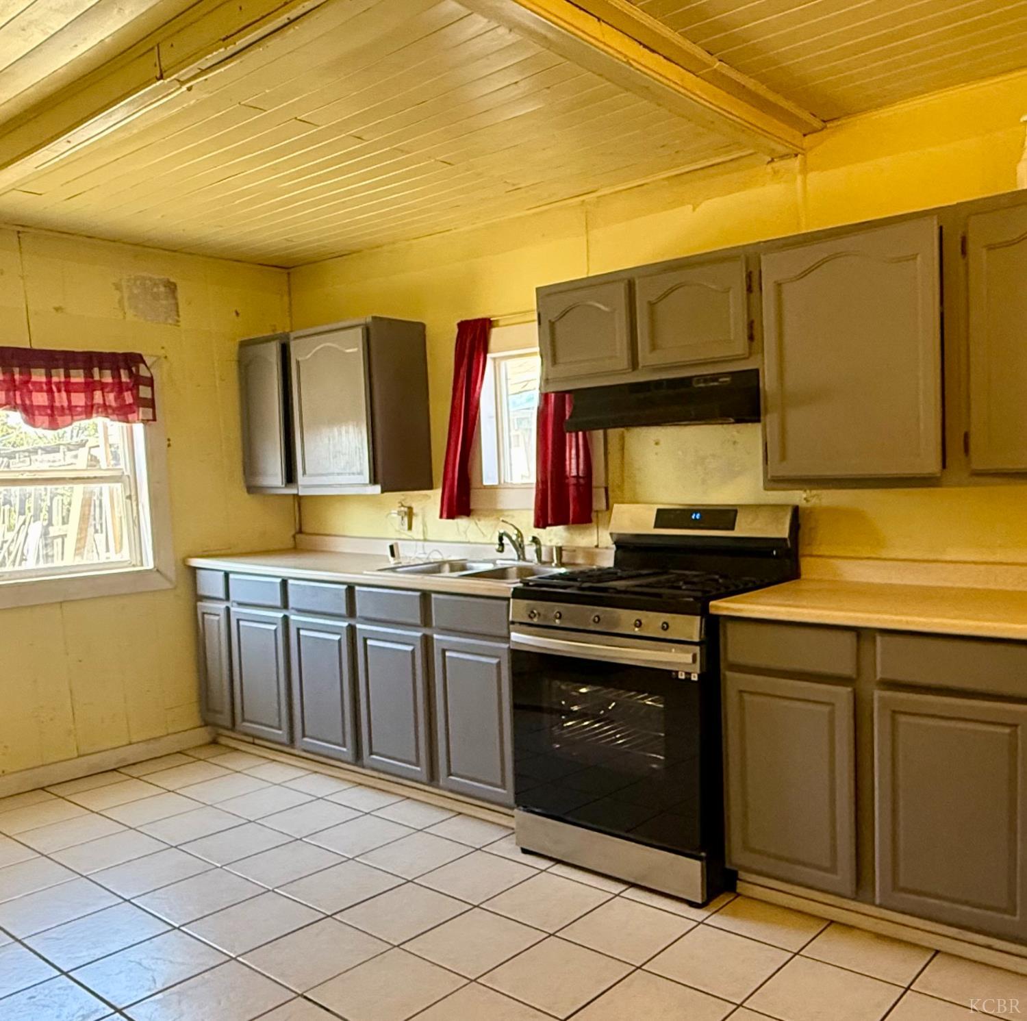 10903 Thompson Dr, Hanford, CA 93230
