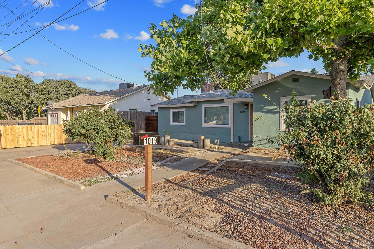 1019 E Laurel Ave, Visalia, CA 93292
