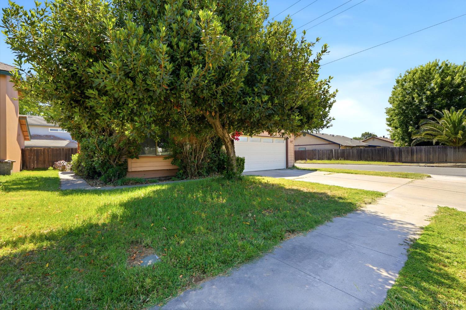 1008 N Manzanita St, Visalia, CA 93292