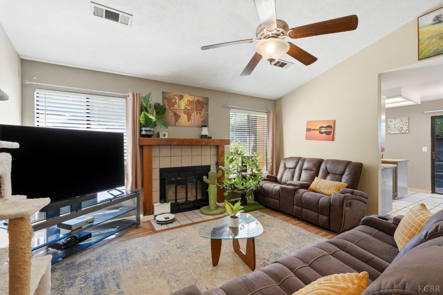 1008 N Manzanita St, Visalia, CA 93292