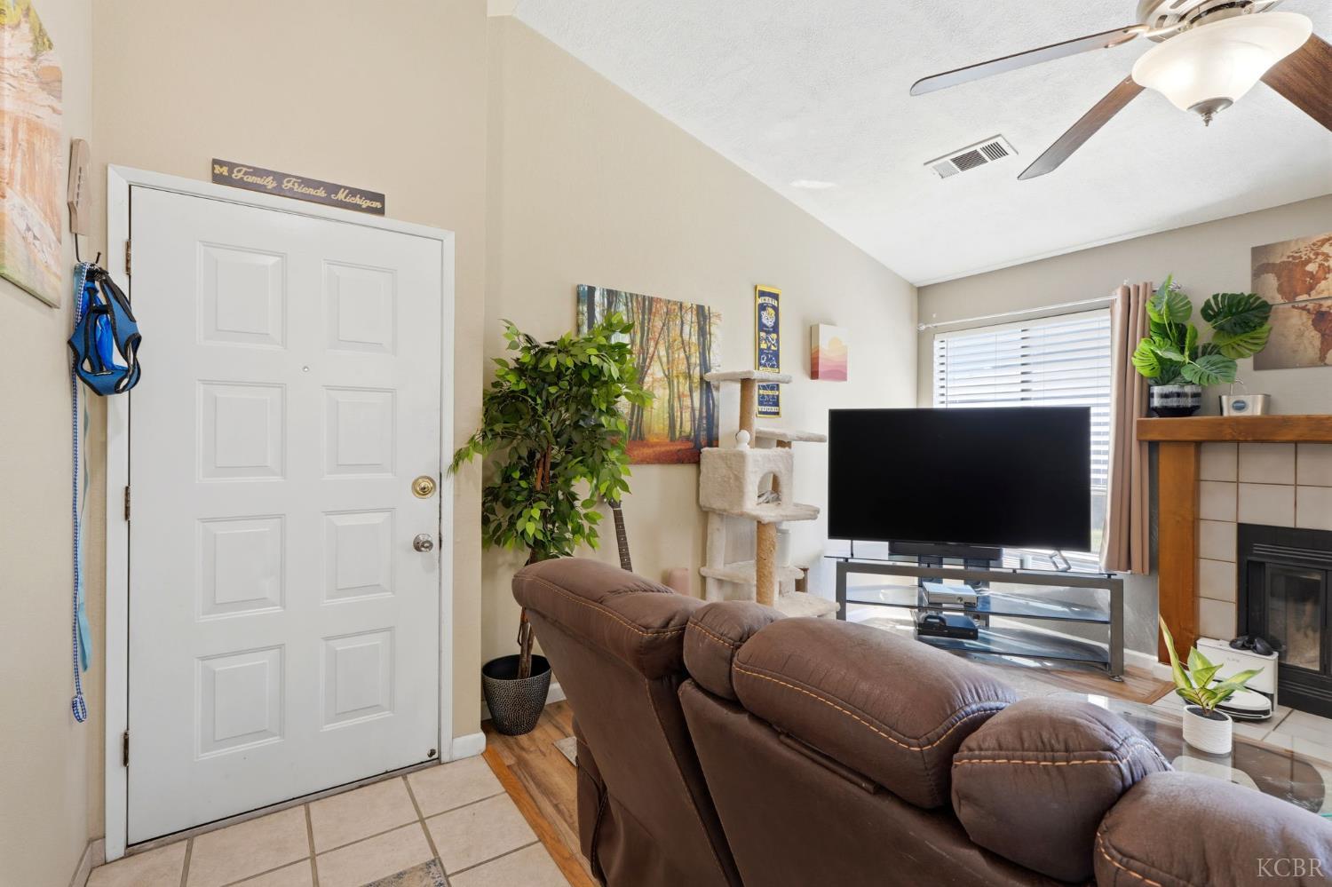 1008 N Manzanita St, Visalia, CA 93292