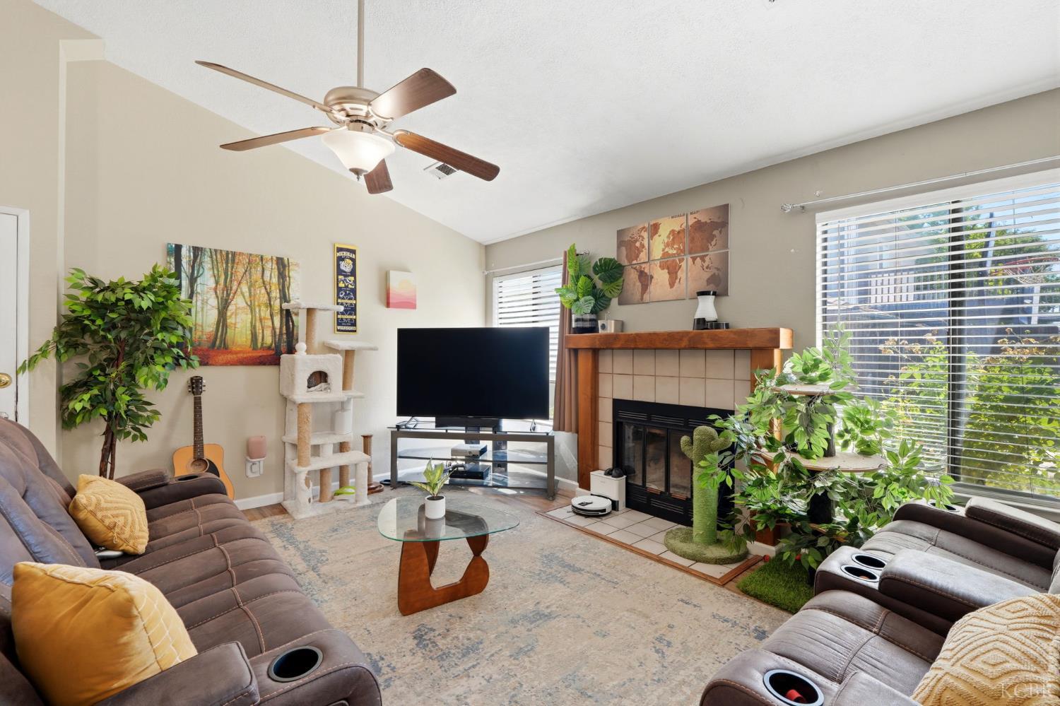 1008 N Manzanita St, Visalia, CA 93292