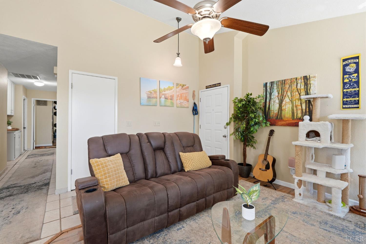 1008 N Manzanita St, Visalia, CA 93292