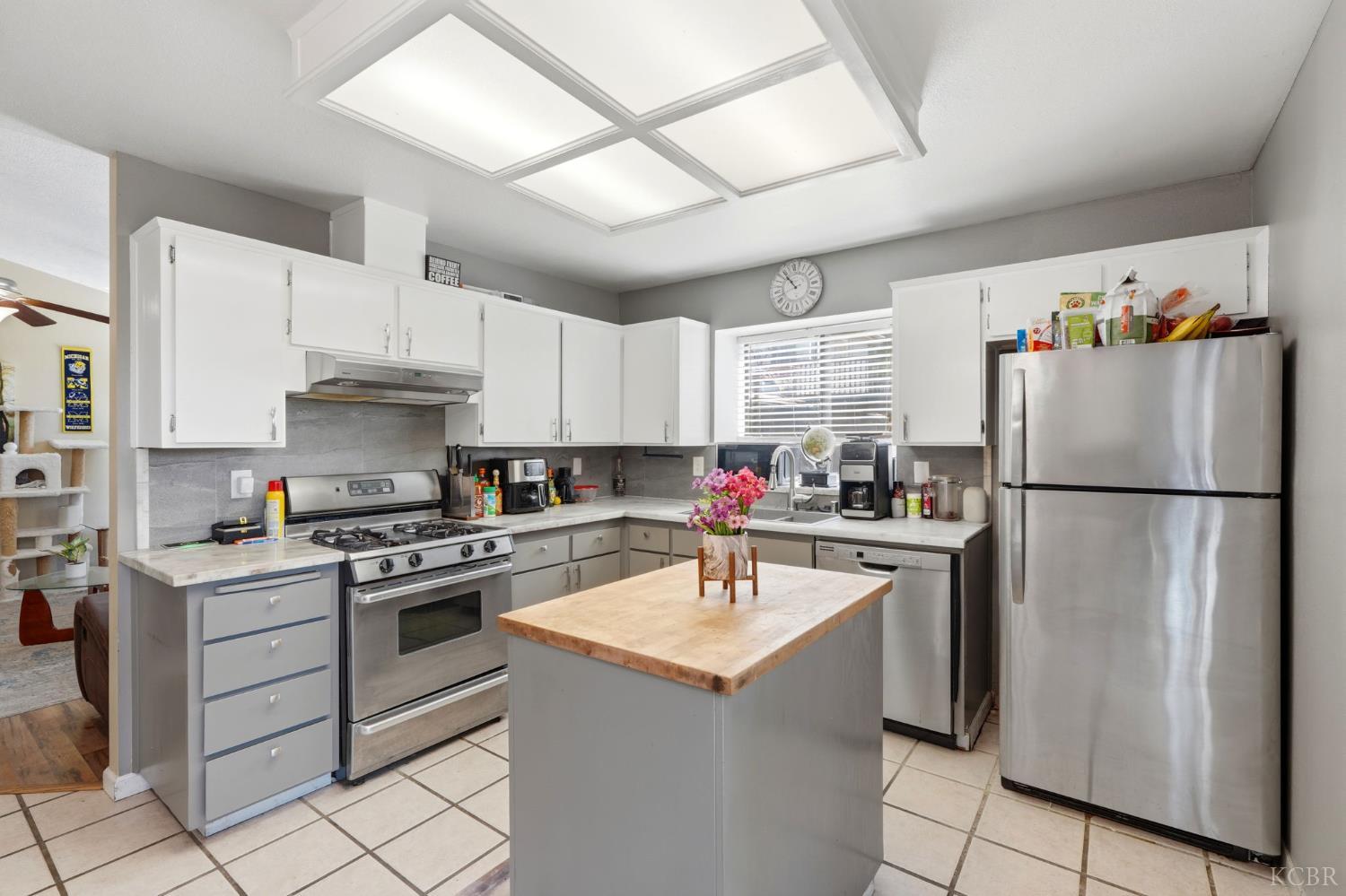 1008 N Manzanita St, Visalia, CA 93292