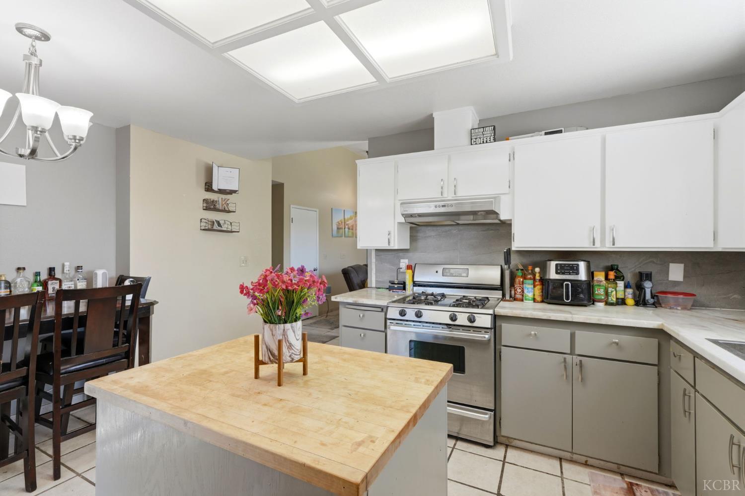 1008 N Manzanita St, Visalia, CA 93292