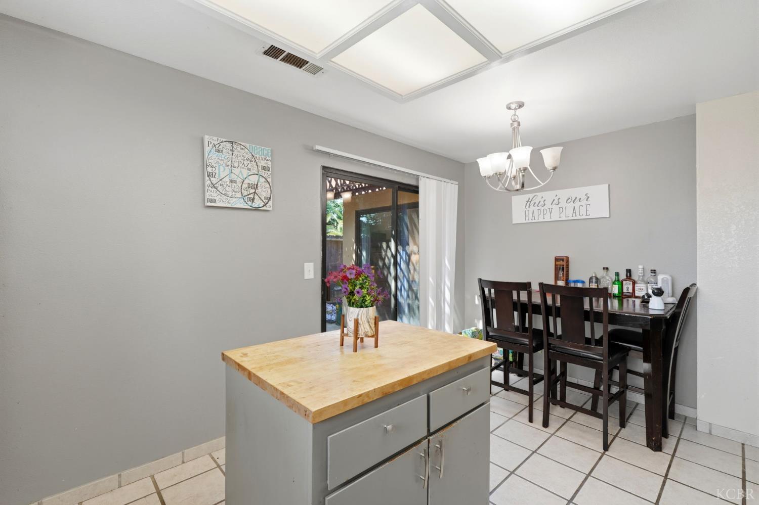1008 N Manzanita St, Visalia, CA 93292