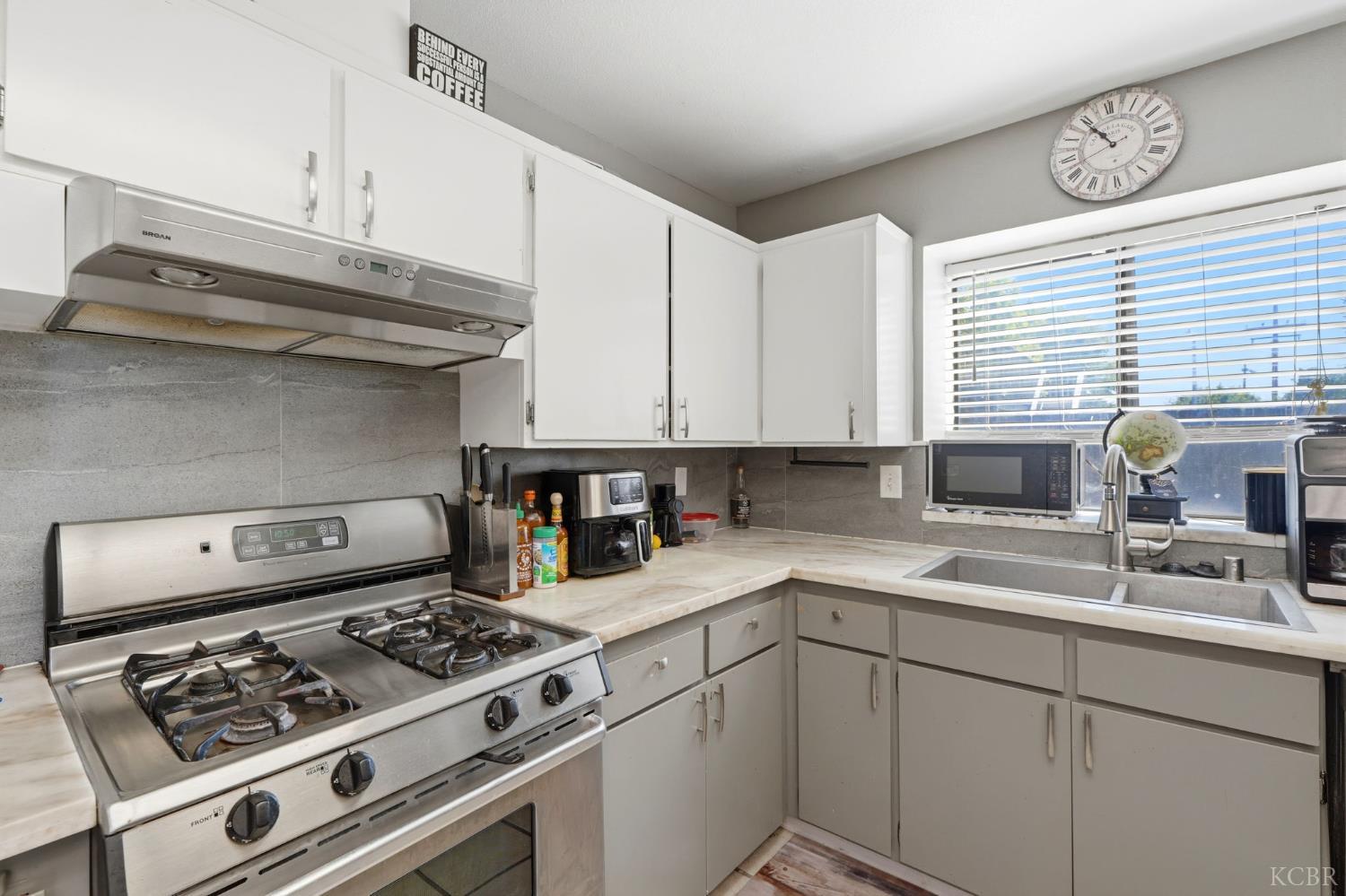 1008 N Manzanita St, Visalia, CA 93292
