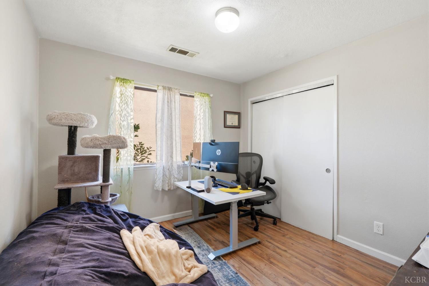 1008 N Manzanita St, Visalia, CA 93292
