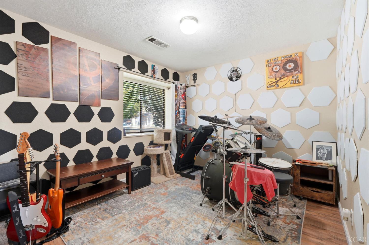 1008 N Manzanita St, Visalia, CA 93292