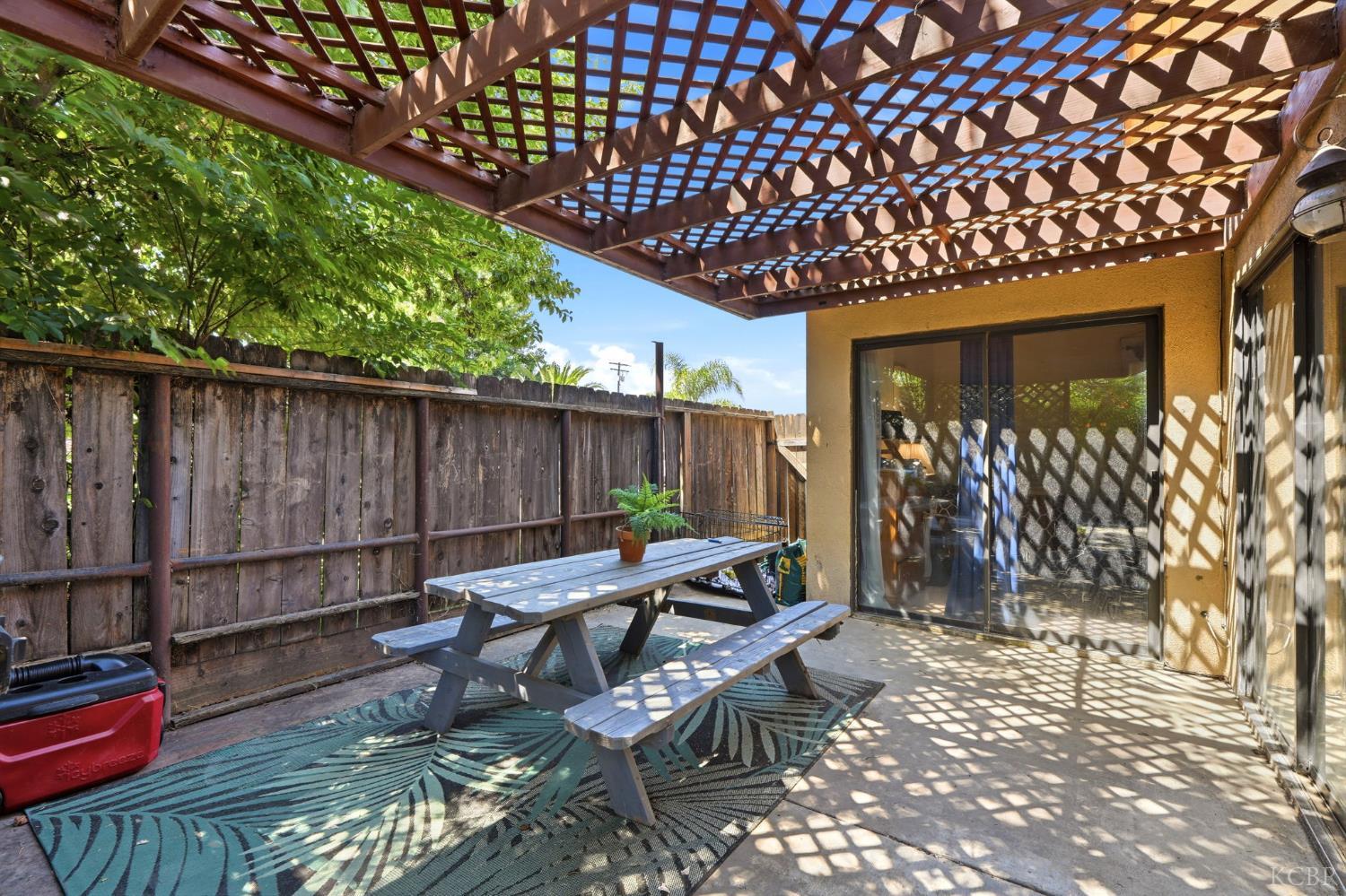 1008 N Manzanita St, Visalia, CA 93292