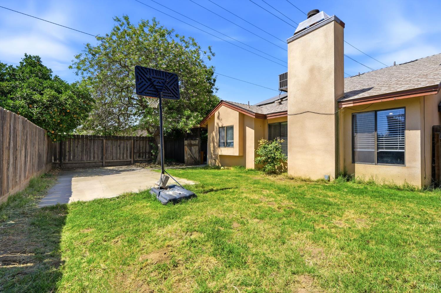 1008 N Manzanita St, Visalia, CA 93292