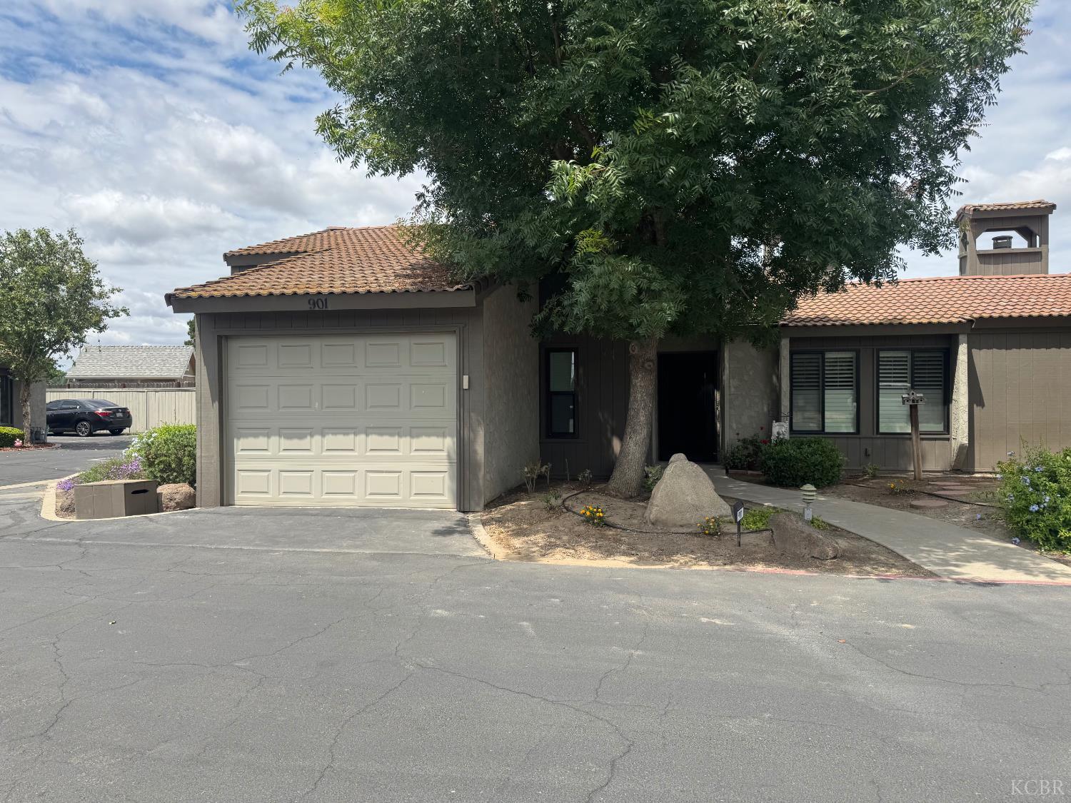 901 Greenfield Ave, Hanford, CA 93230