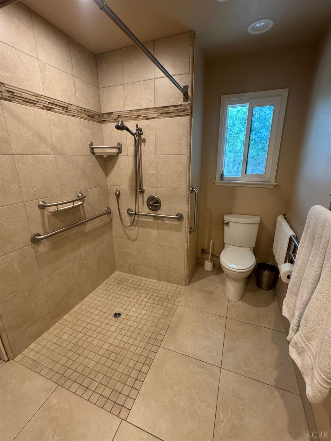 901 Greenfield Ave, Hanford, CA 93230