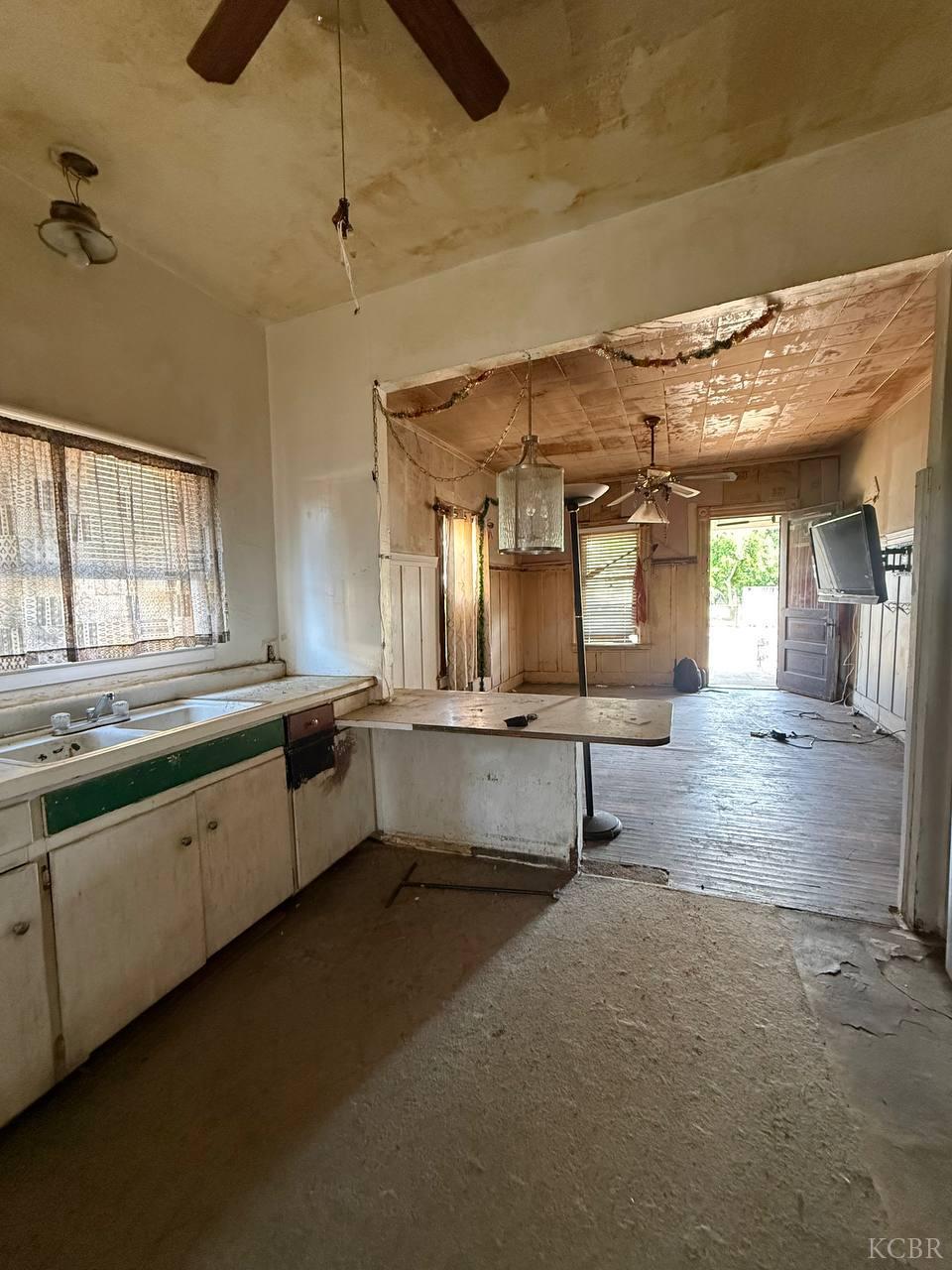 1129 E Nevada Ave, Fresno, CA 93701