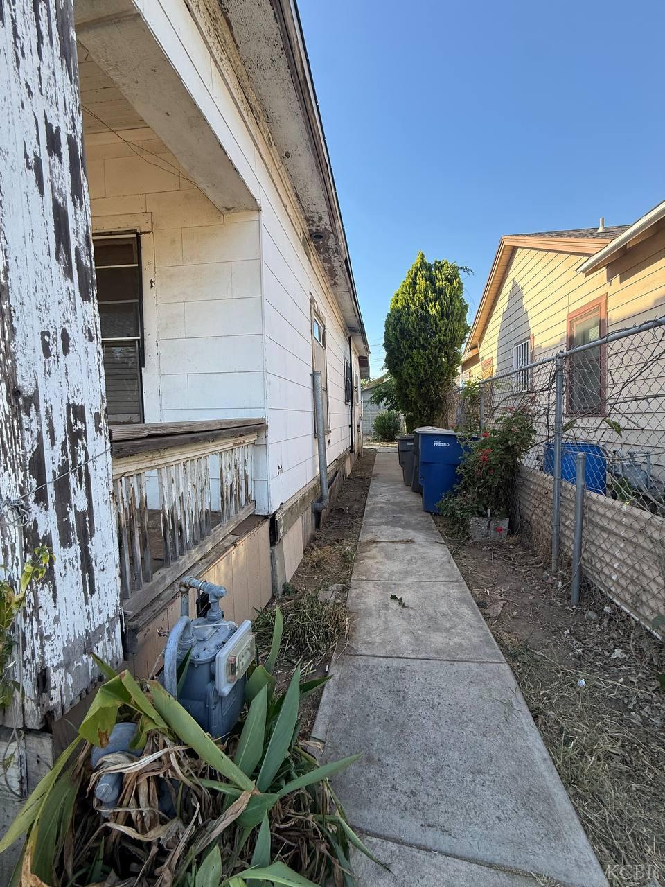 1129 E Nevada Ave, Fresno, CA 93701