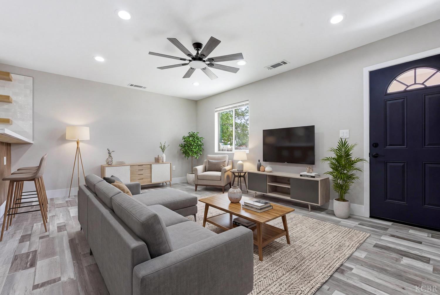 817 E Whitney St, Avenal, CA 93204