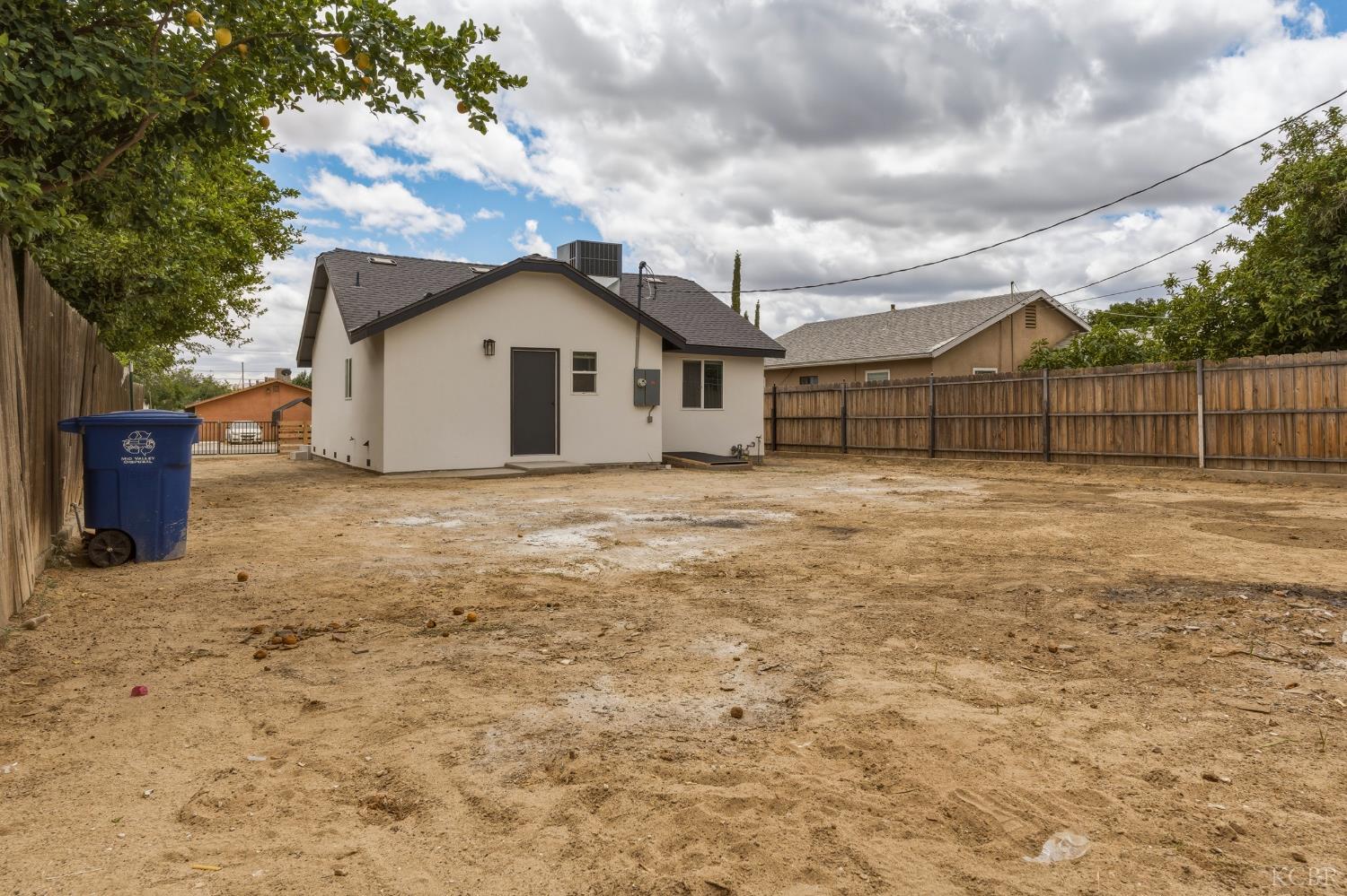 817 E Whitney St, Avenal, CA 93204