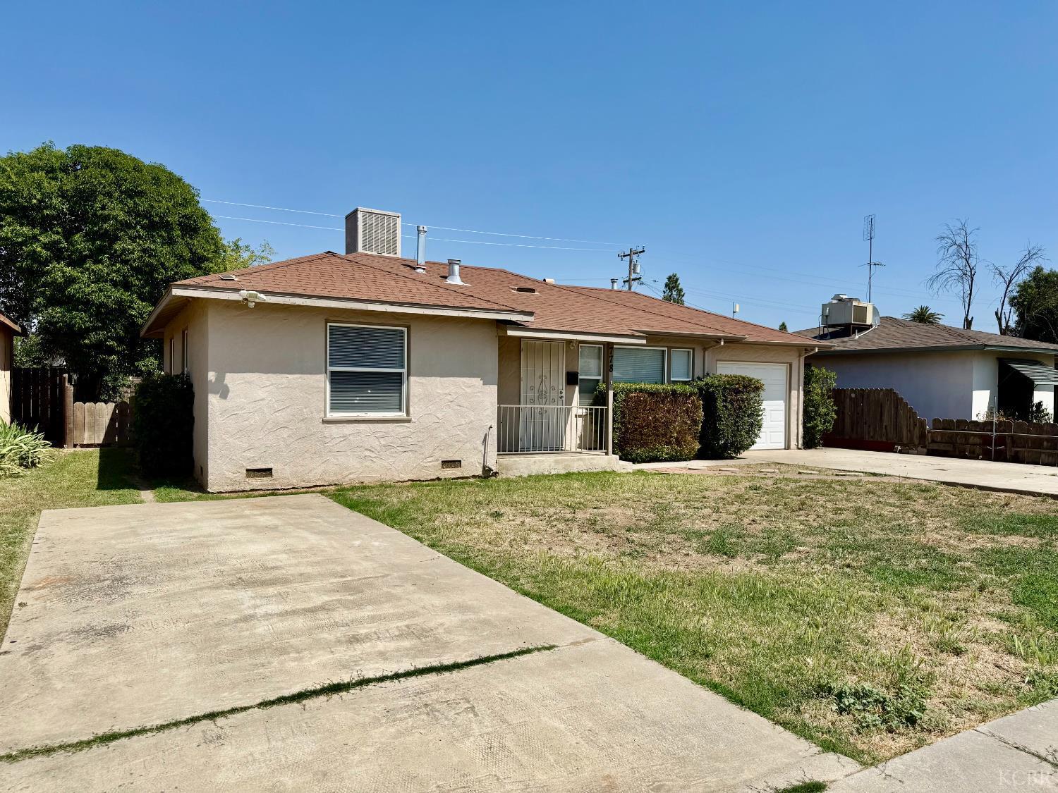 778 N Magnolia Ave, Farmersville, CA 93223