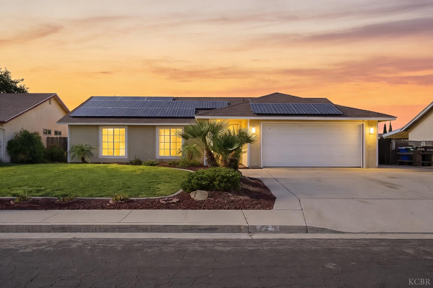 956 Clover Ln, Hanford, CA 93230