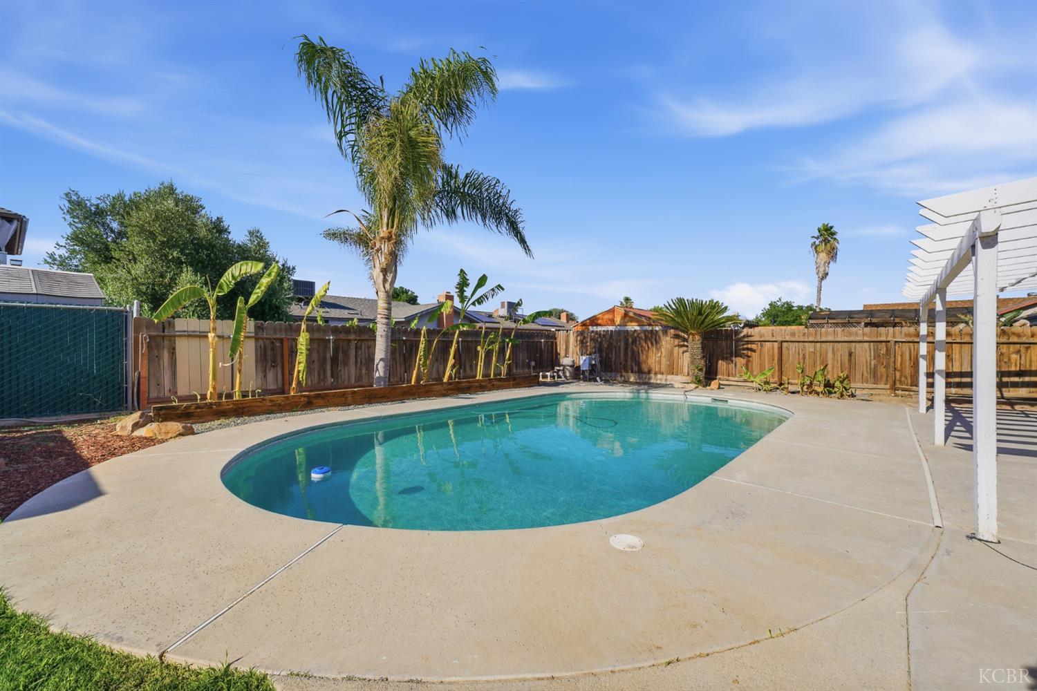 956 Clover Ln, Hanford, CA 93230