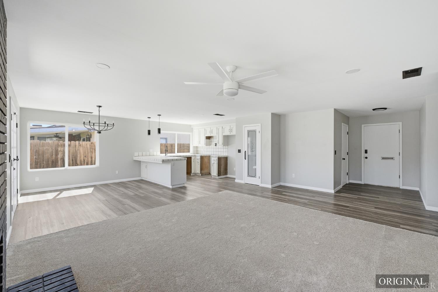 956 Clover Ln, Hanford, CA 93230