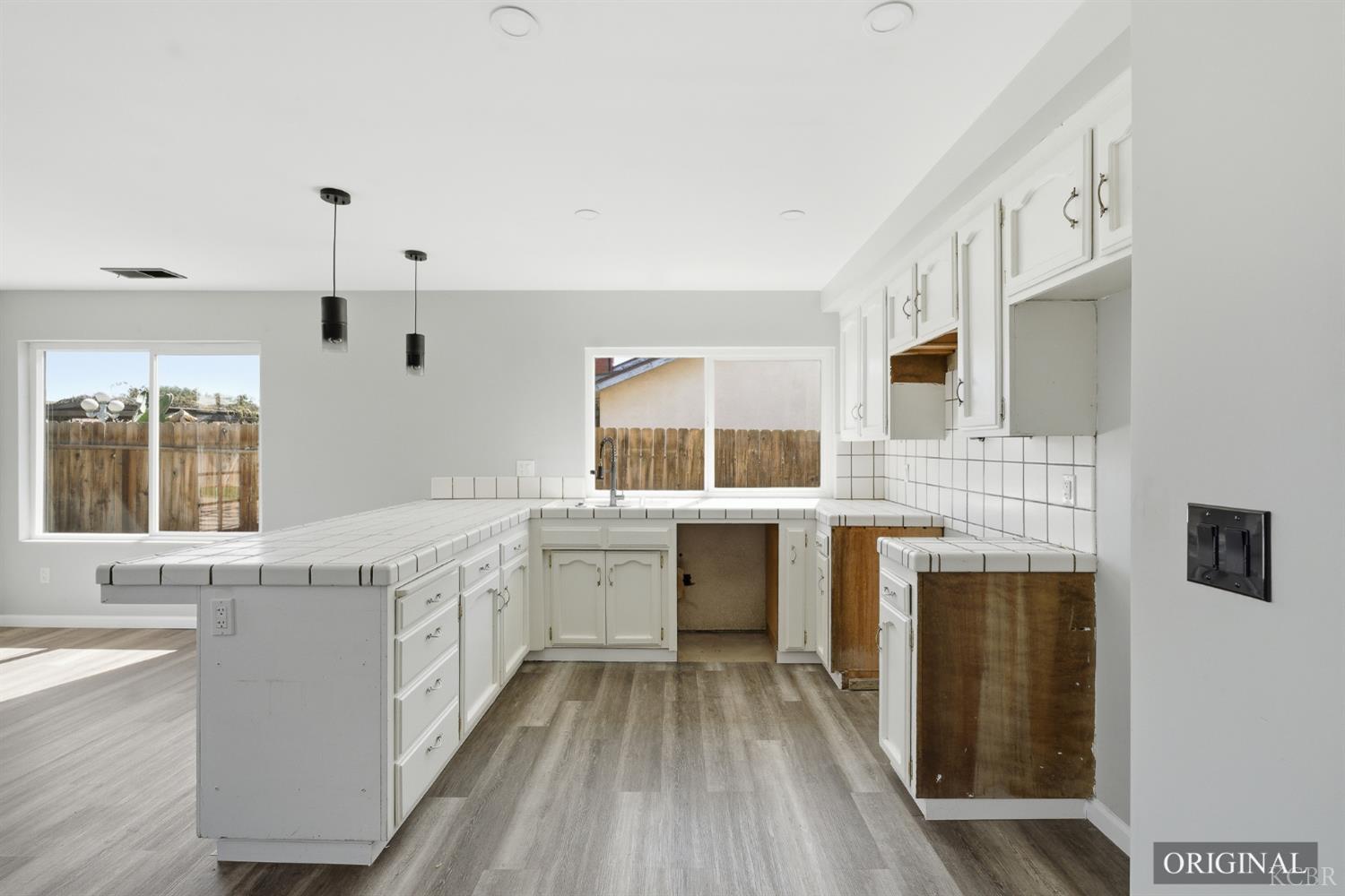 956 Clover Ln, Hanford, CA 93230
