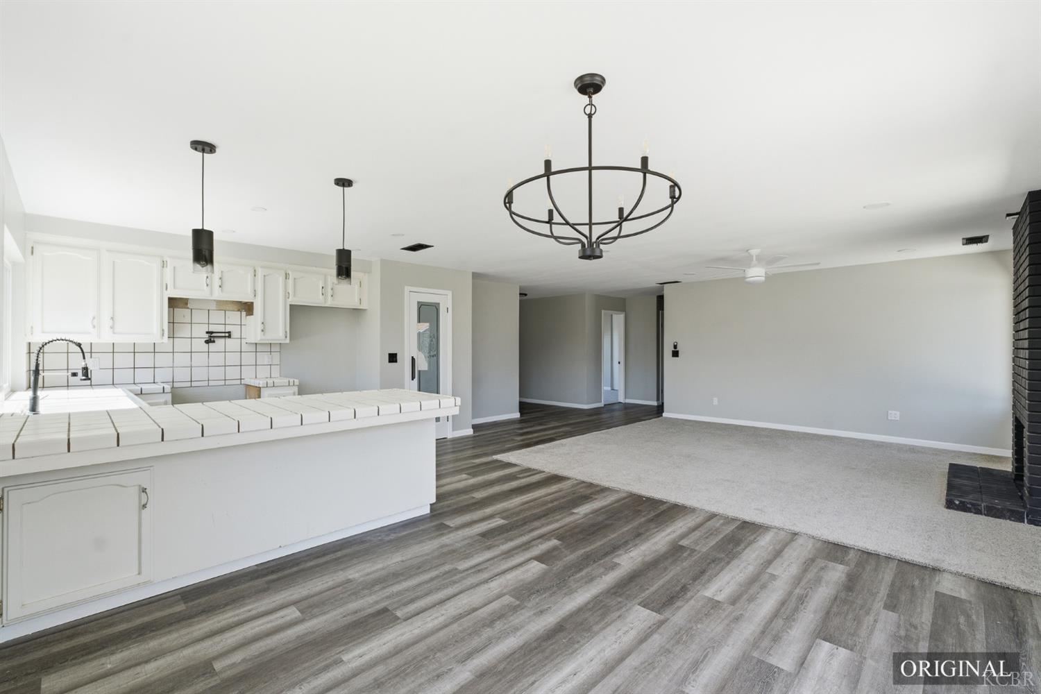 956 Clover Ln, Hanford, CA 93230