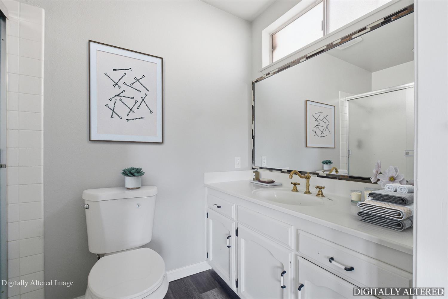 956 Clover Ln, Hanford, CA 93230