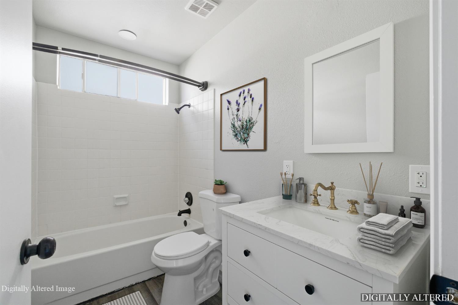 956 Clover Ln, Hanford, CA 93230
