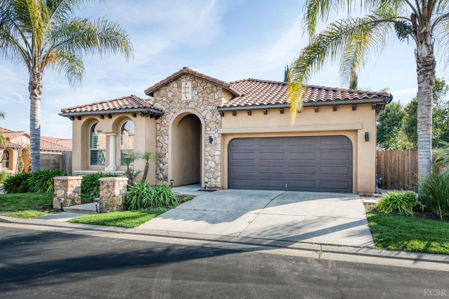 1563 E Via Mirasol Ln, Fresno, CA 93730