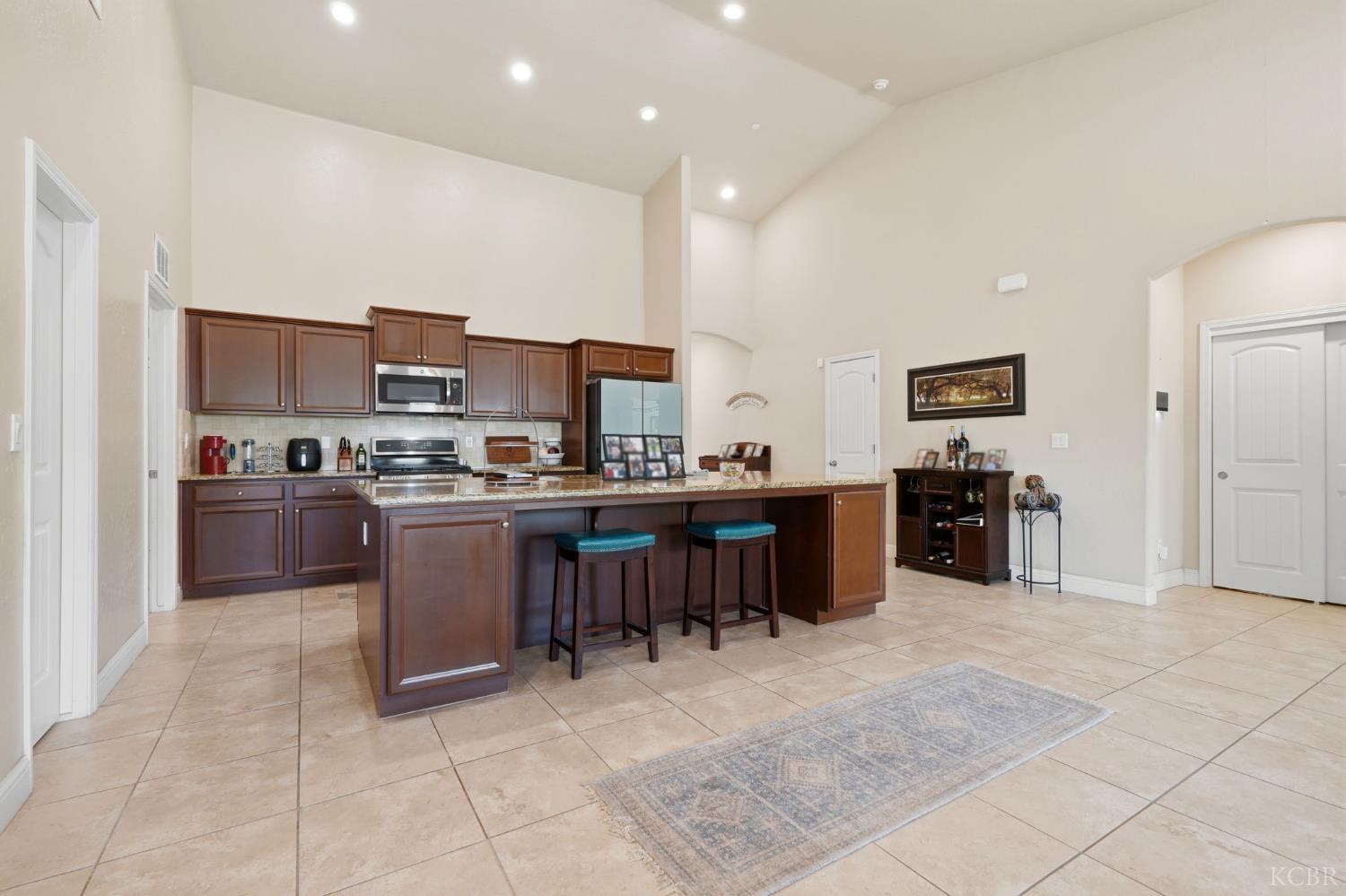 2106 W Bryman St, Hanford, CA 93230