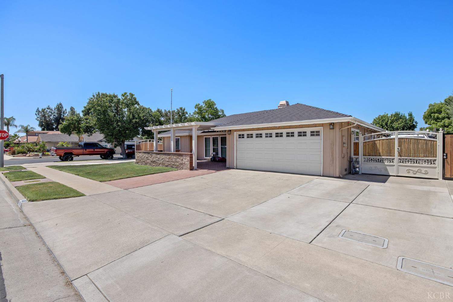 406 Cedar St, Hanford, CA 93230
